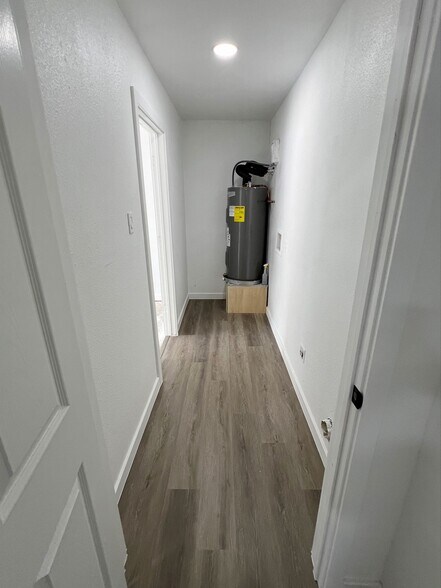 Laundry area with washer/dryer hookup - 1425 Little St