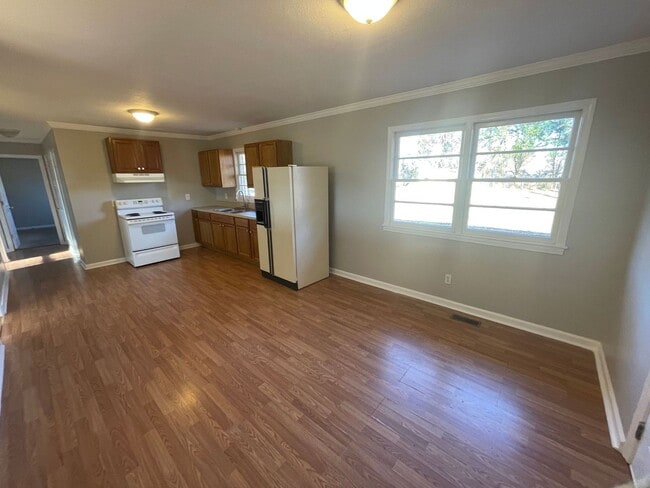 Building Photo - 3 bedroom 1 bath brick ranch home-Pet Friendly!  Large lawn! Freshly Painted!