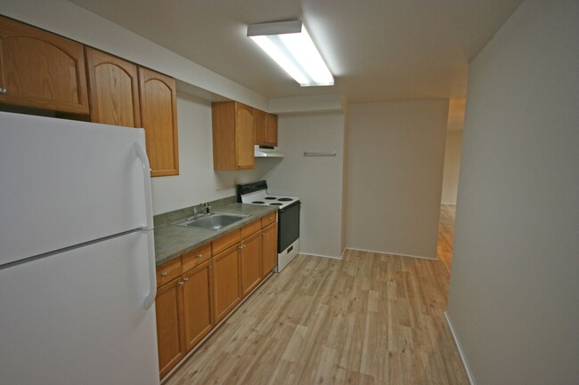 Building Photo - 2 bedroom 1 bath upstairs apartment
