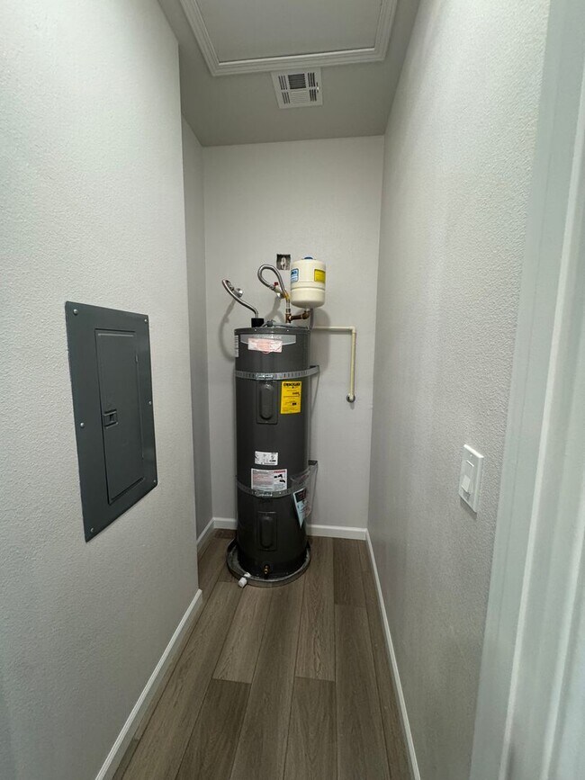 Building Photo - Brand New 1-Bedroom Unit for Rent – Centra...