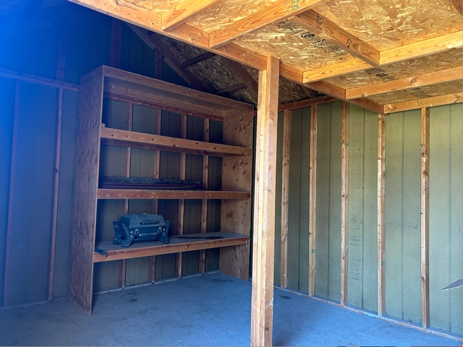 Building Photo - 1033 E Chateau Dr