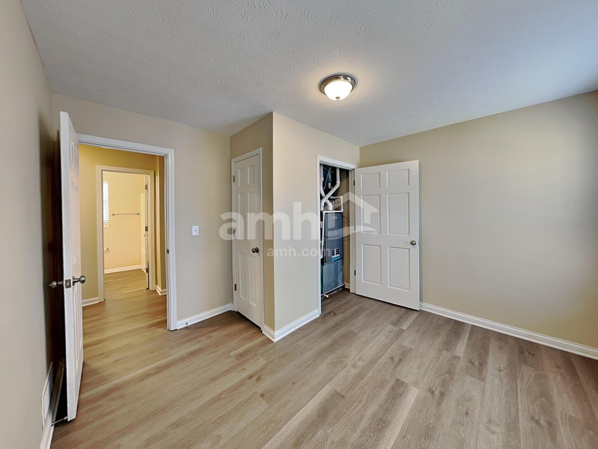 Building Photo - 8428 Stratford Ct