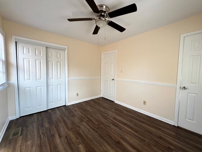 Building Photo - 944 Lark Dr