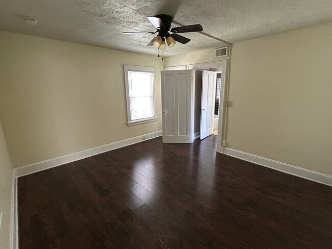 Building Photo - 1802 Lawn Ave