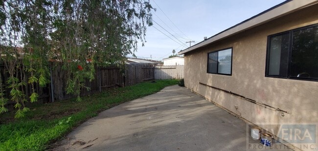 Building Photo - Three Bedroom Home In Santa Maria!