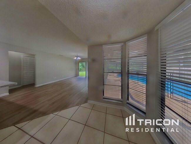 Building Photo - 1519 Carter Oaks Dr