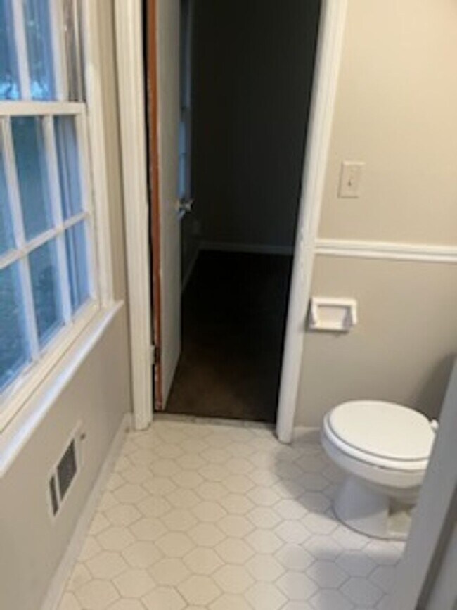 Building Photo - Tons of space and room to entertain!!