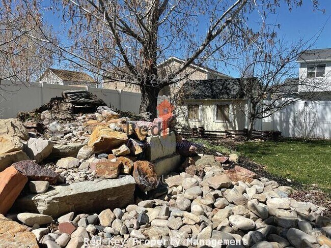 Building Photo - 1380 Single Family Home