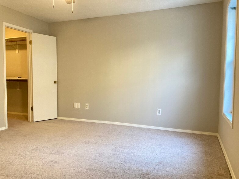 2nd ensuite master bedroom with private master fully renovated bathroom - 1405 Vicksburg Plz