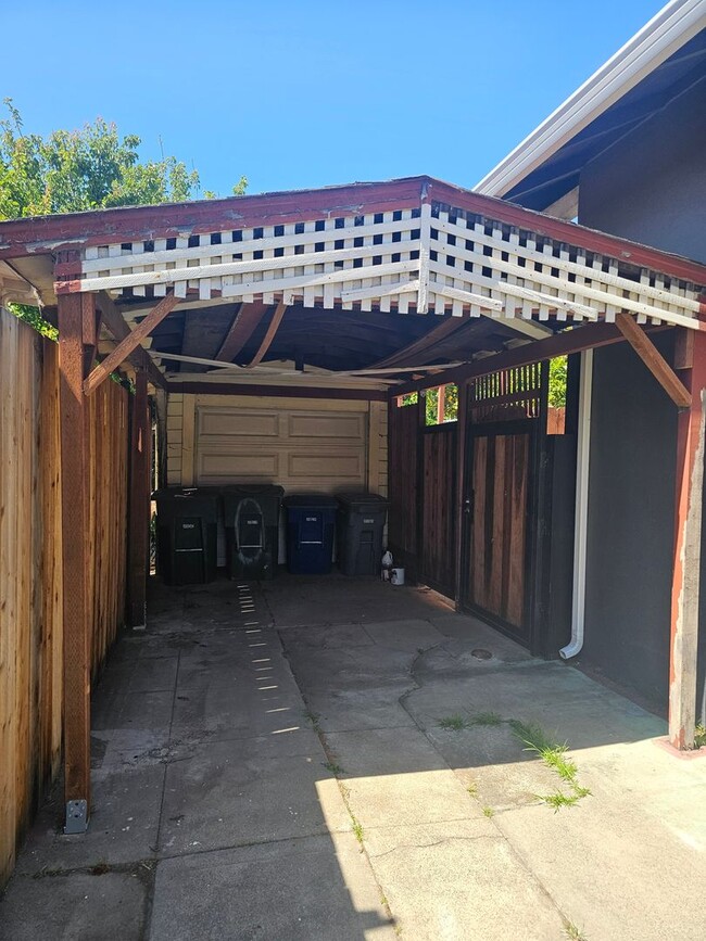 Building Photo - San Leandro Home w/ In-Law Unit: Perfect f...