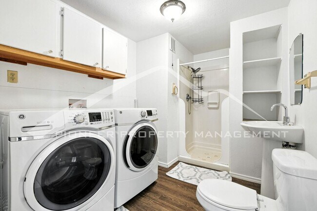 Building Photo - Spacious Home with Washer/Dryer and Centra...
