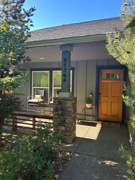 Building Photo - 21365 Oakview Dr