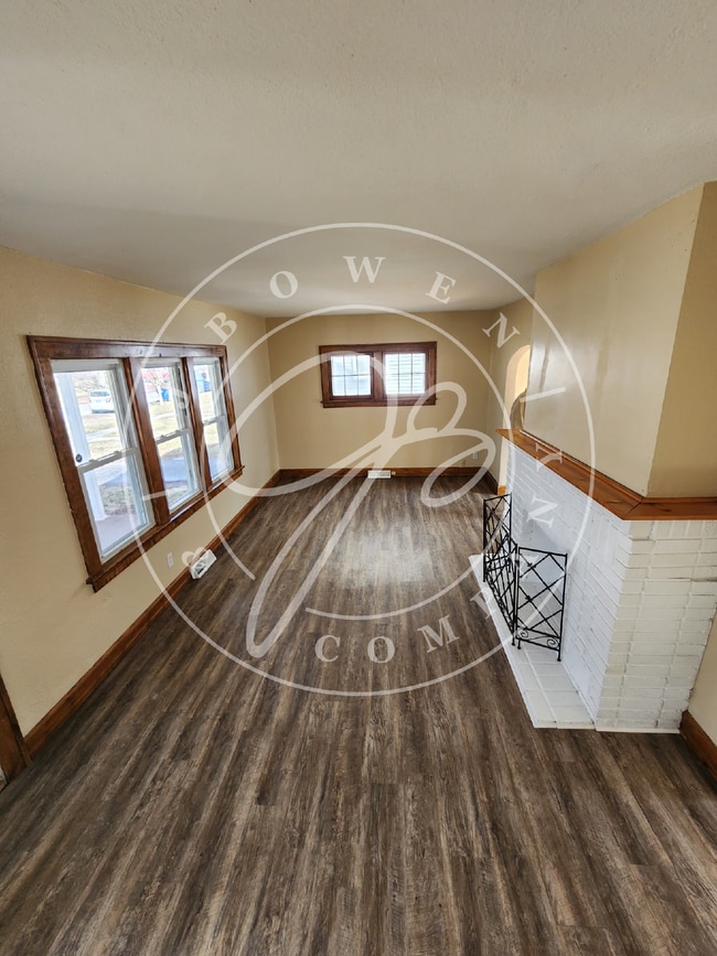 Building Photo - 3 bed 1 bath over 1200 Sq ft. and full basement!