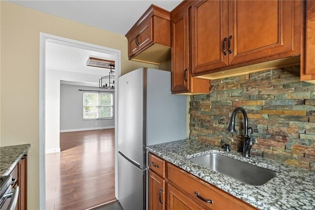 Building Photo - 222 Parkwood Dr
