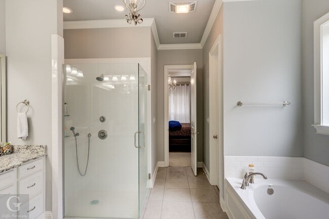 Building Photo - Beautiful 3 Bedroom in Twelve Oaks - Less than 10 Years old!
