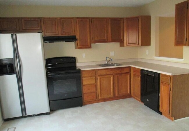 Building Photo - Coming Soon – Spacious End-Unit Townhome w...