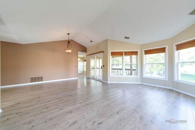 Building Photo - 305 Satinwood Terrace