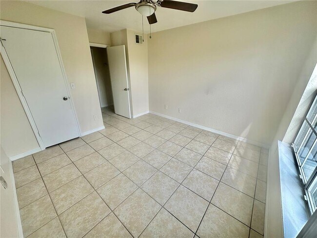 Building Photo - 2550 N Alafaya Trail