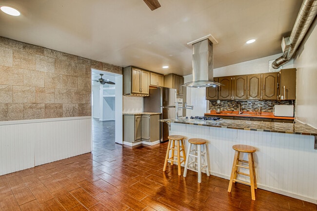 Building Photo - 8613 Kingsway Dr