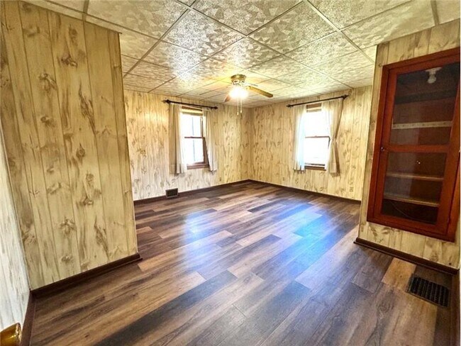 Building Photo - 828 Cove Rd