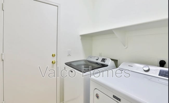 Building Photo - 2047 E Riviera Dr