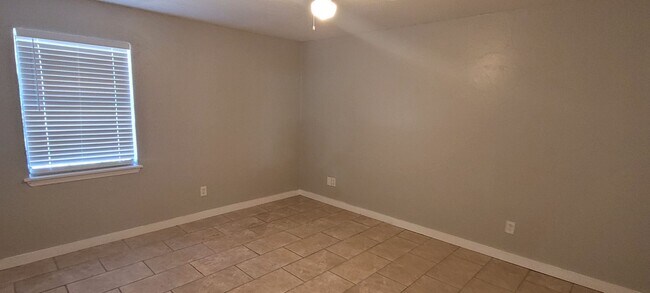 Building Photo - 2 Bedroom, 1.5 Bathroom 1st Floor Condo wi...