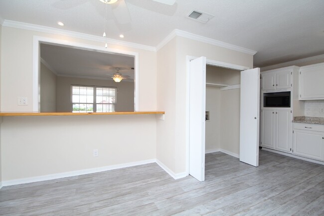 Building Photo - 3BR/2BA with Upgrades in Desirable Locatio...