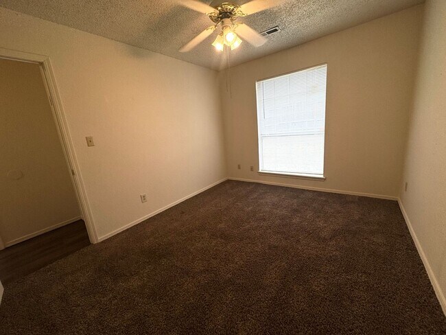 Building Photo - Cute 3 bedroom 2 bathroom Duplex In Broken Arrow!
