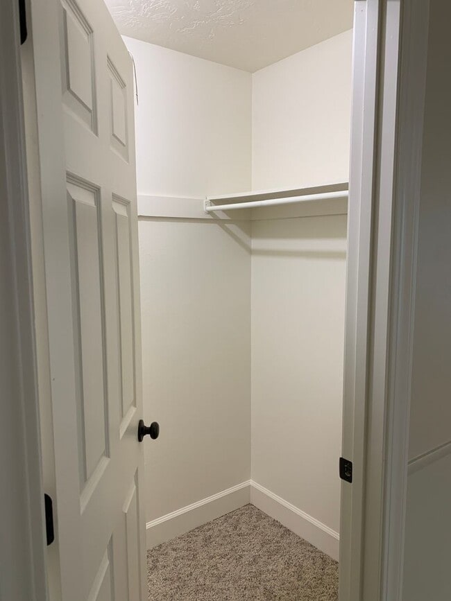 Building Photo - HAS IT ALL!  One Bedroom Condo; Murray; /Garage & Pool