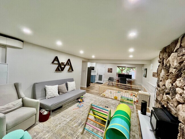 Building Photo - Spacious 5 Bed 3 Bath Home with In-Law Suite and huge yard in Olympic Hills