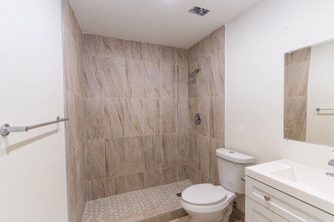 Building Photo - Spacious 2 Bedroom, 2 Bathroom Condominium...