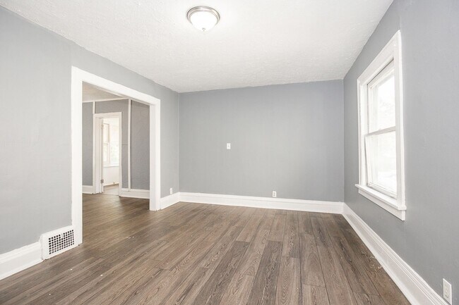 Building Photo - 2 BED 1 BATH SINGLE FAMILY HOME IN EUCLID!