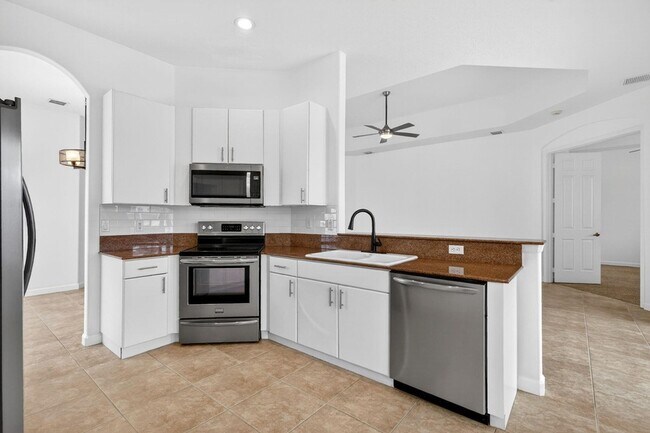 Building Photo - 6532 SE Broadmoor Ln