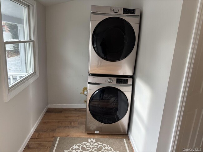 Building Photo - 71 Maple Ave