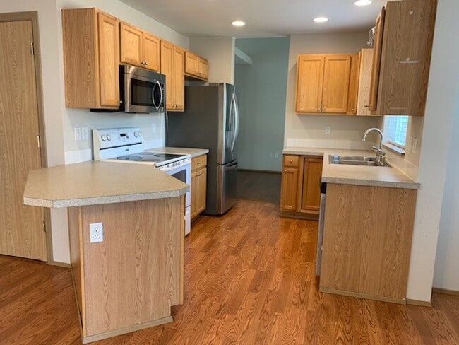 Building Photo - AVAILABLE NOW! Beautiful 3 bed/ 2 bath Single Family Home