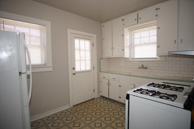 Building Photo - 3815 Mountain Ave