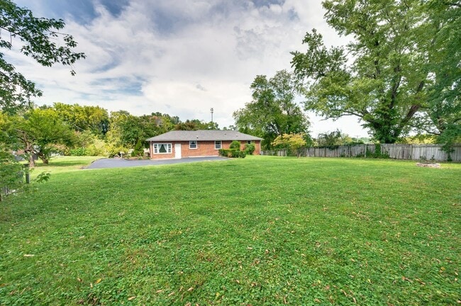 Building Photo - Beautifully Updated 3BR/1.5BA Home in Coveted Caldwell Hall!