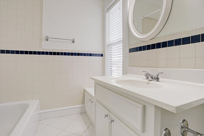 Building Photo - 1847 Cortlandt St