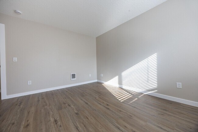 Building Photo - 3 bedroom, 2.5 bathroom home - SE Portland