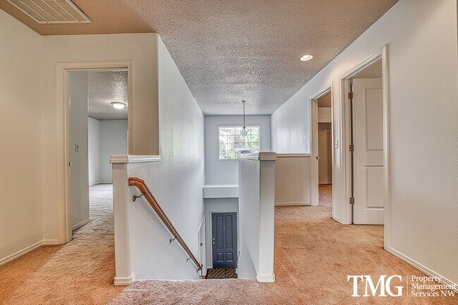 Building Photo - Large 4 Bed 2.5 Bath Home in Lakeshore!