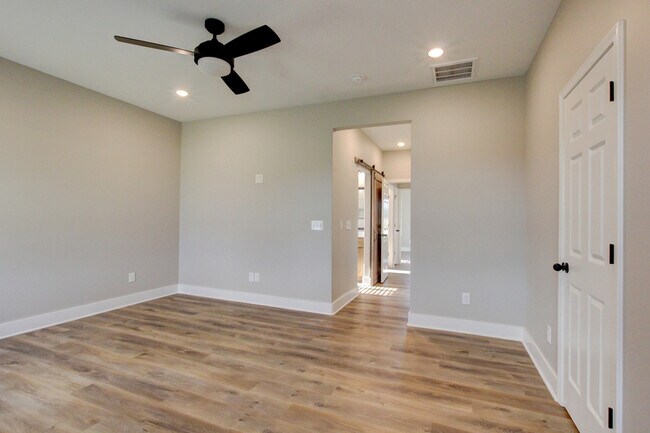 Building Photo - 102 Riverbend Dr