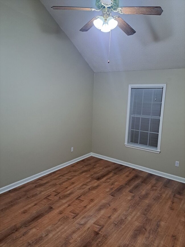 Building Photo - 3 Bed/3 Bath