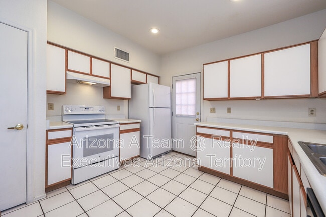 Building Photo - 2927 N Cardell Cir