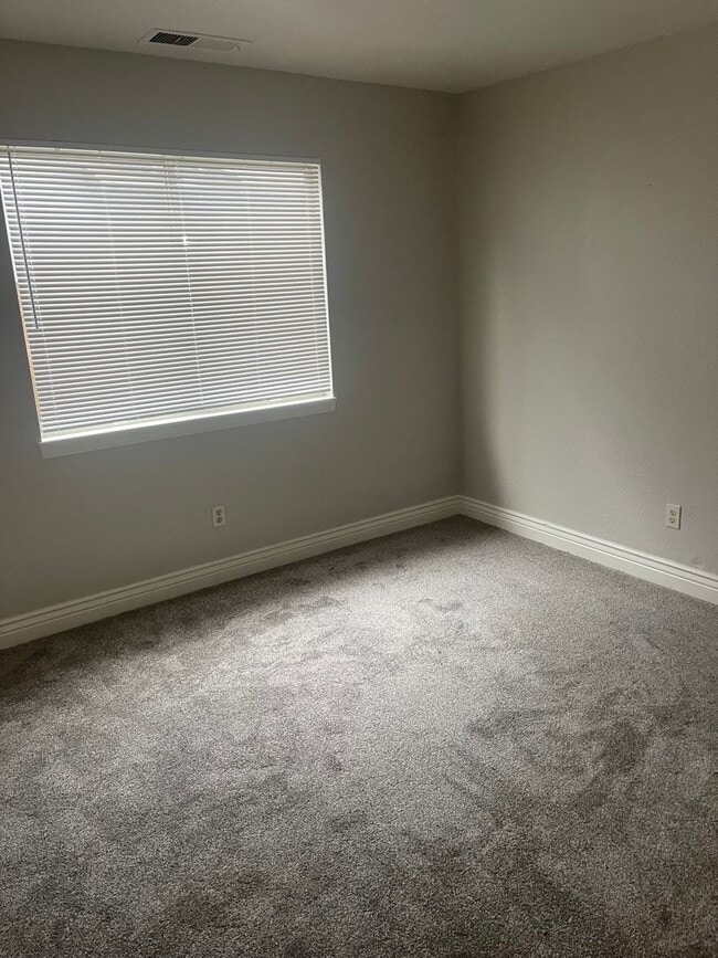 Building Photo - Spacious Home in Porterville