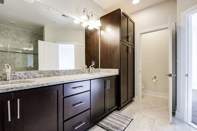 Building Photo - Updated 3br/2.5ba Condo Townhome Alexandria Walk to Metro