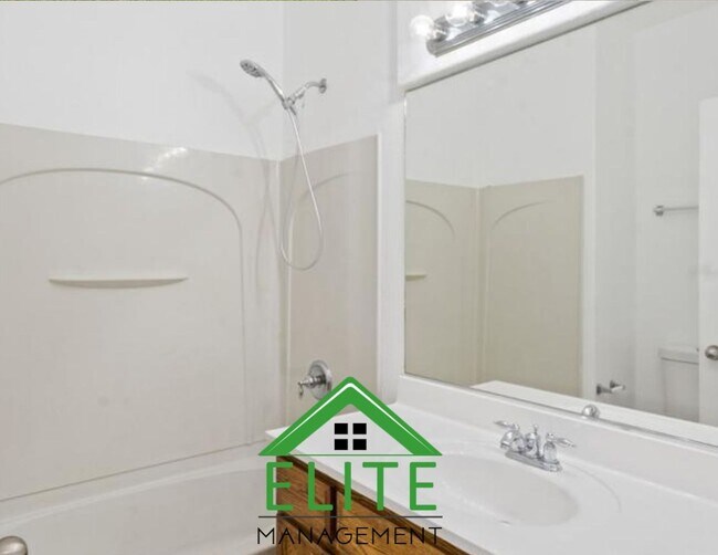 Building Photo - **Spacious 4-Bedroom, 2.5-Bath Home with L...