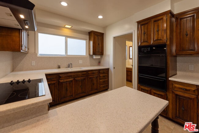 Building Photo - 4360 Kraft Ave