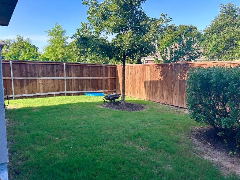Building Photo - 608 Parkline Dr
