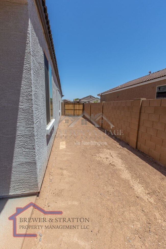 Building Photo - 827 W Nova Pl