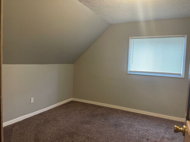 Building Photo - 4 Bedroom 2 bath House Available Now!!